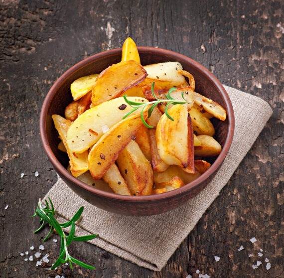 Kartoffelspalten aus dem Ofen sind der perfekte Snack: einfach, lecker und mit wenig Aufwand gemacht.