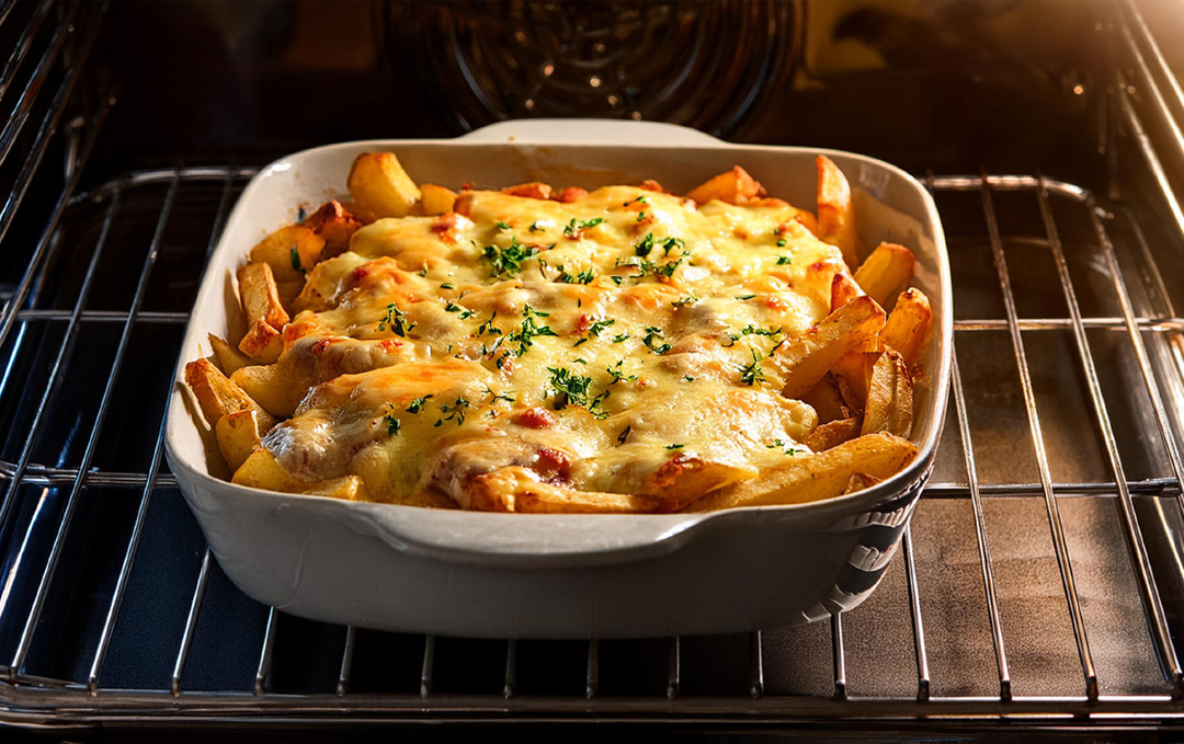 Pommes Frites Auflauf mit Käse im Ofen