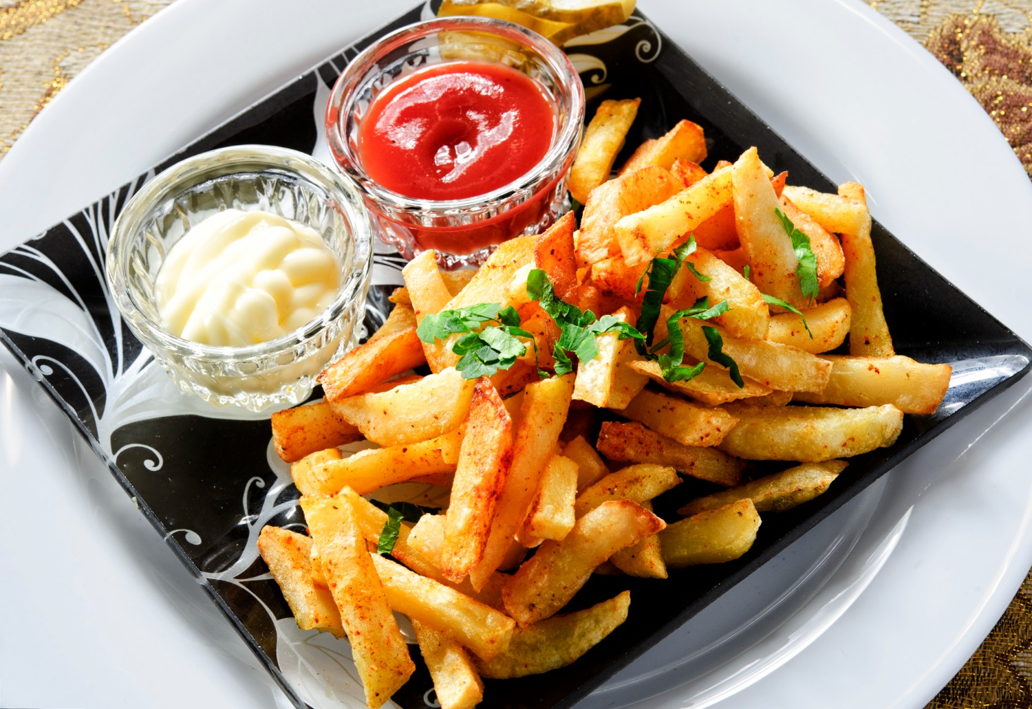 Knusprige Pommes Spezial mit Curry-Ketchup, Mayonnaise und frischen Zwiebeln – ein leckerer Snack aus den Niederlanden und Deutschland.