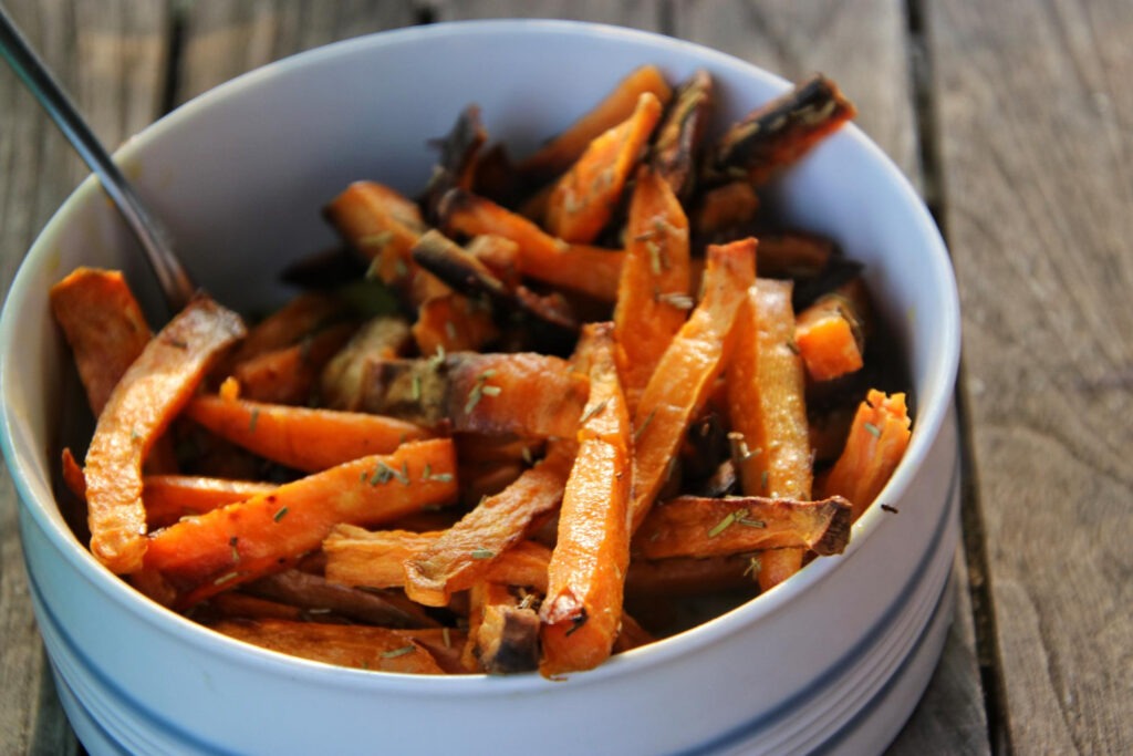 Steckrüben-Pommes mit Kräuterwürzung 