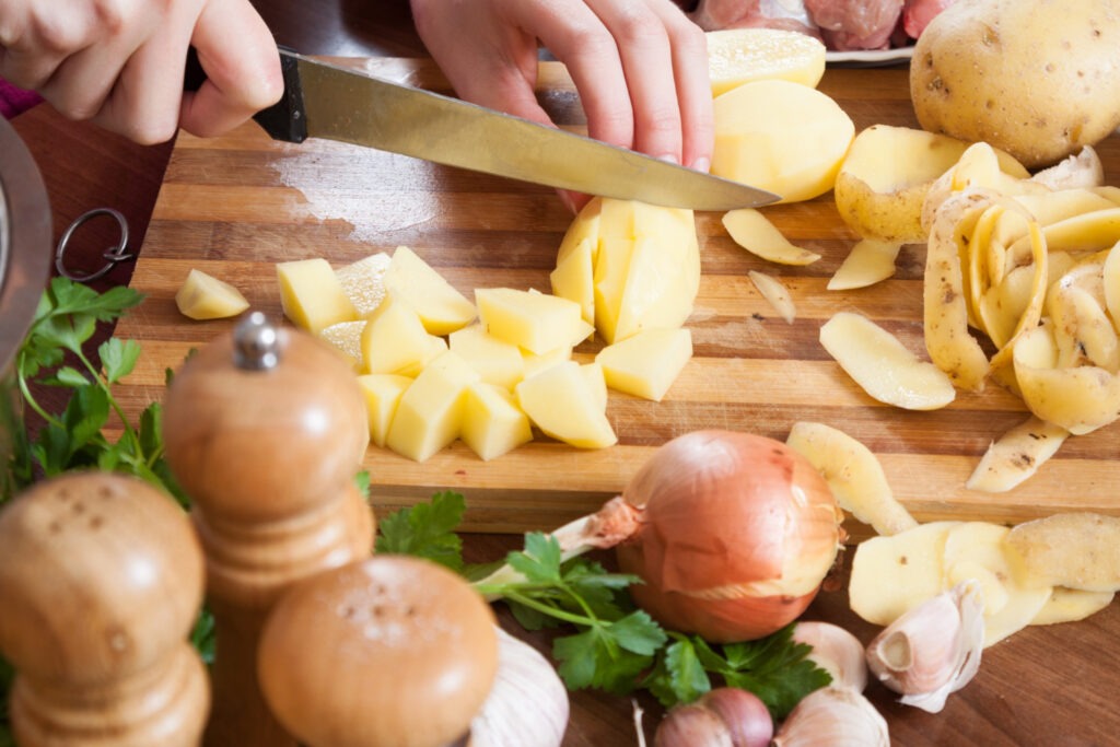 Für echte Knusprigkeit ist die Wahl der richtigen Kartoffelsorte entscheidend. Greif zu vorwiegend festkochenden Kartoffeln wie Linda, Belana oder Agria.