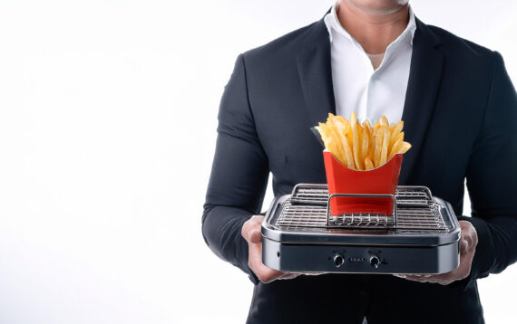 Große Mengen Pommes im Pommes-Frites-Wärmer in Imbissbude